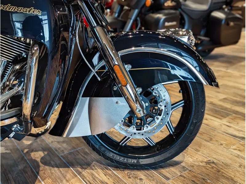2025 Indian Motorcycle Roadmaster Elite // Springfield Blue Candy/Black Candy fade over Silver/Champion Gold pinstriping