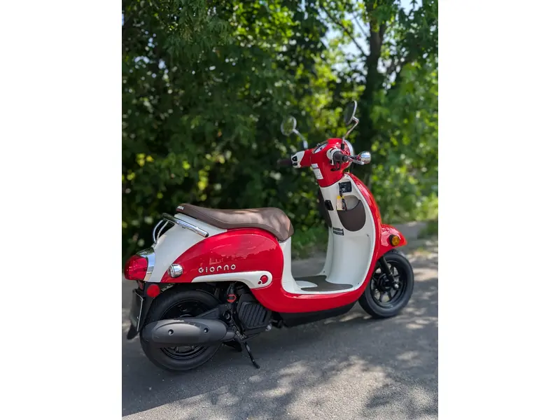 2025 Honda GIORNO NCW50S | Scooter Vespa ?!?! | 🌆 Concurrents directs : Yamaha Zuma 50, Vespa Primavera & Aprilia SR50 🌆