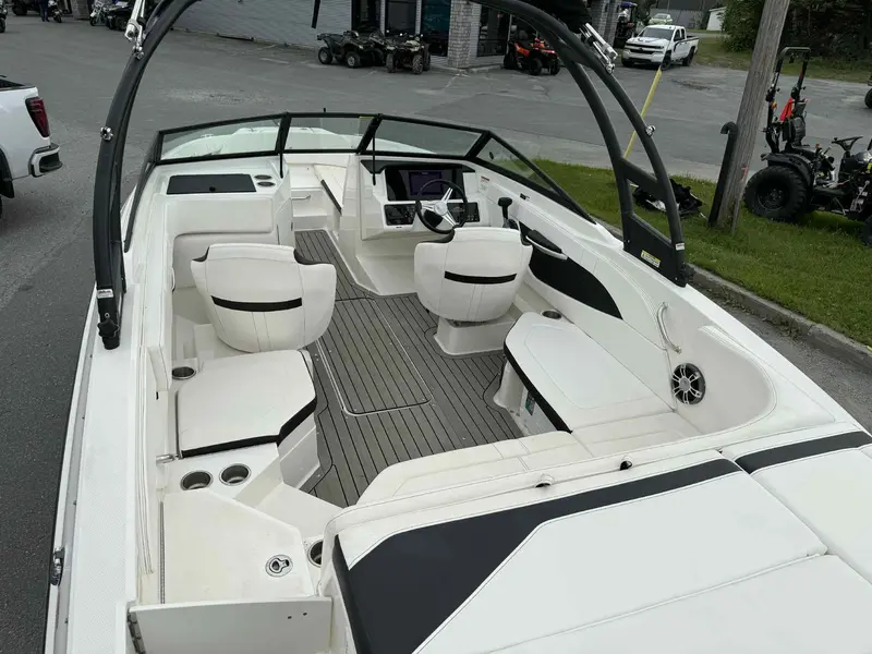 Sea Ray SPX 210 2022