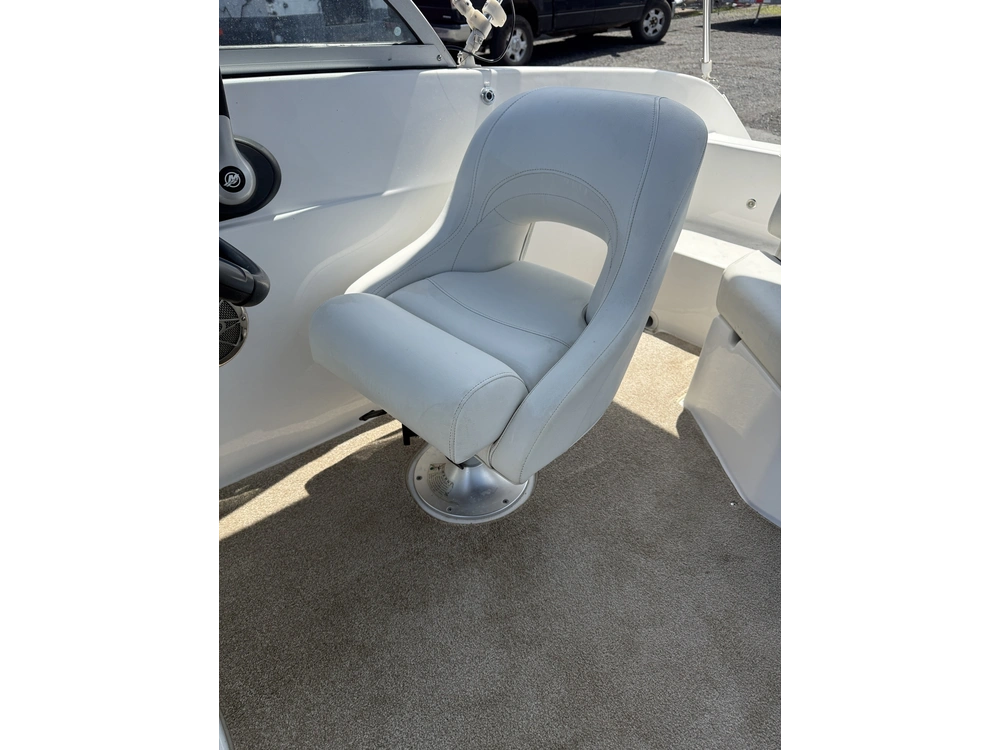 2015 Hurricane 187 Sundeck + Trailer