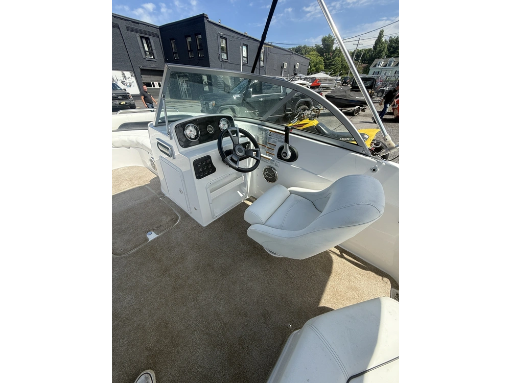 2015 Hurricane 187 Sundeck + Trailer
