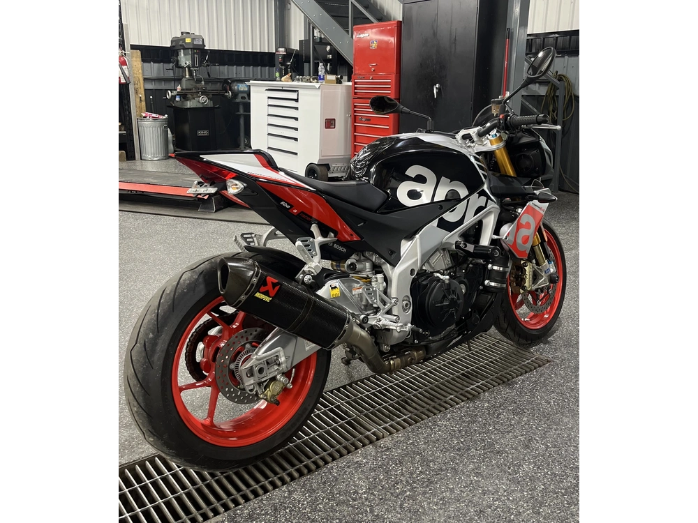 Aprilia Tuono 1100 2016 alt