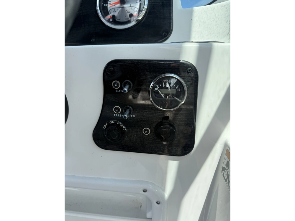 2015 Hurricane 187 Sundeck + Trailer