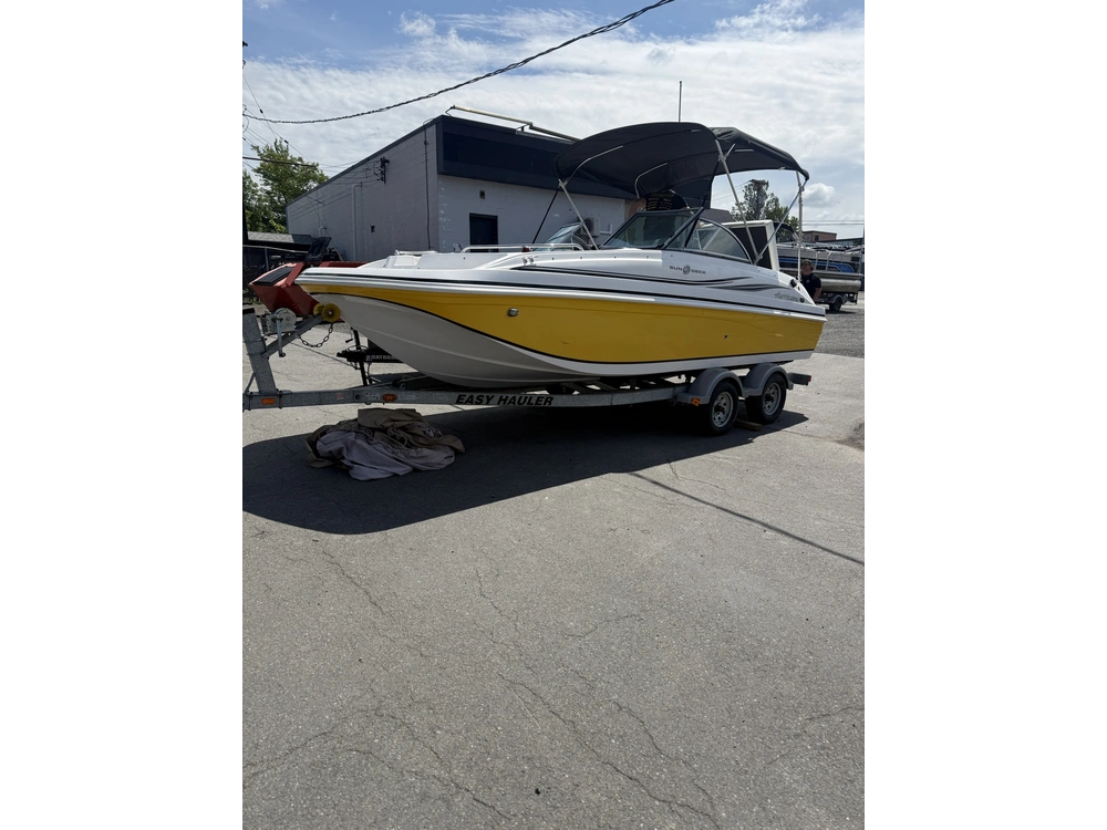 2015 Hurricane 187 Sundeck + Trailer
