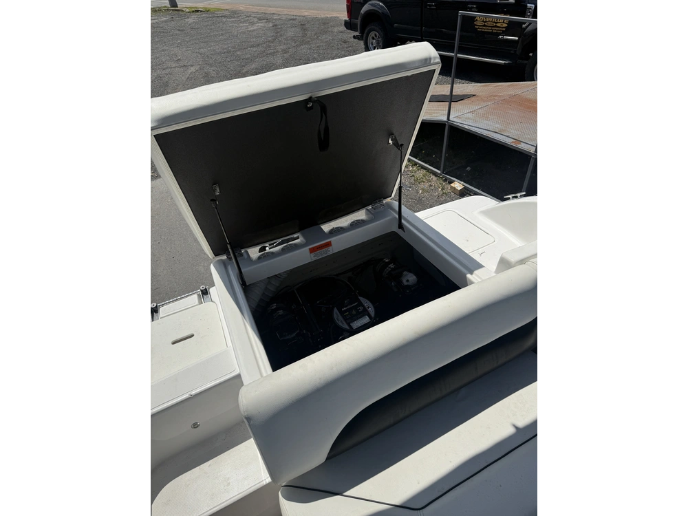 2015 Hurricane 187 Sundeck + Trailer