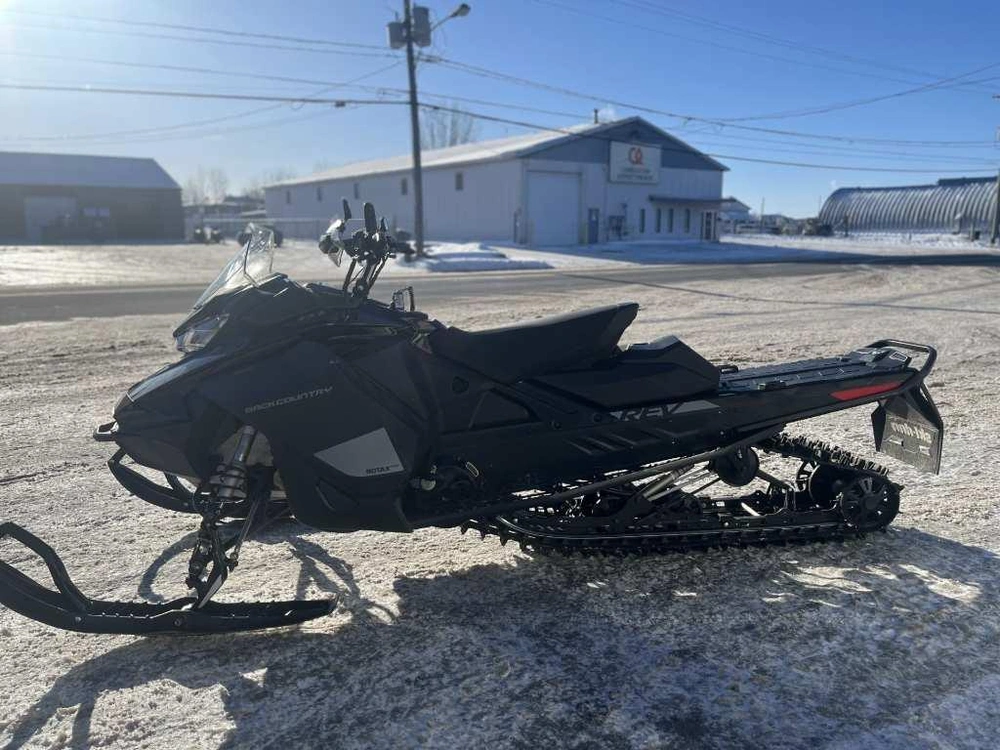 Bombardier Back Country 146 2020 alt