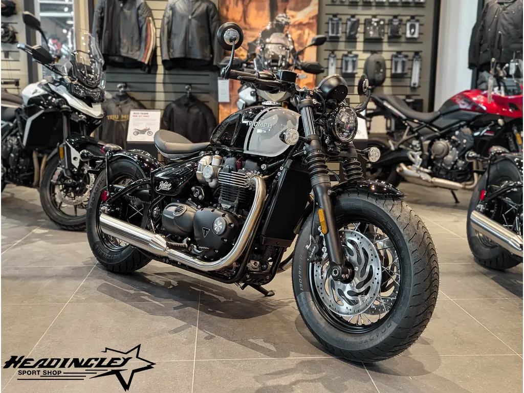 2025 Triumph Bonneville Bobber // Jet Black/Ash Grey 