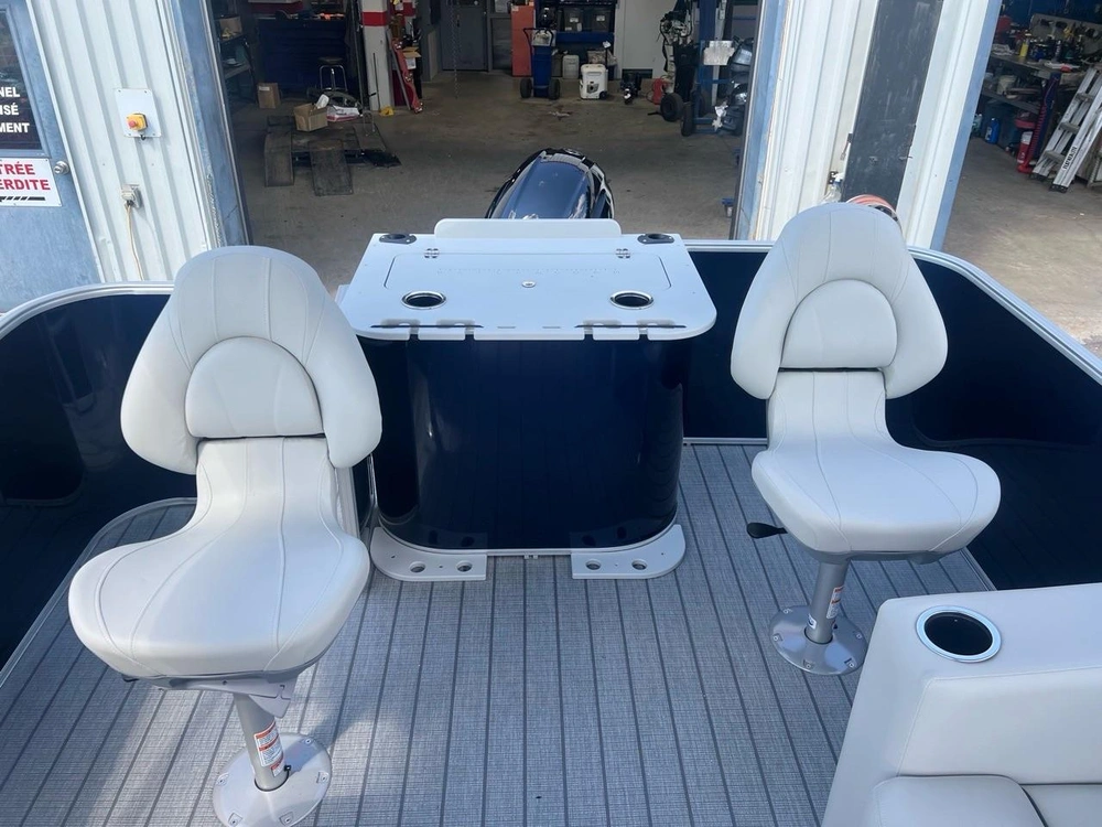 Sylvan Mirage 820 Party Fish 2026 alt