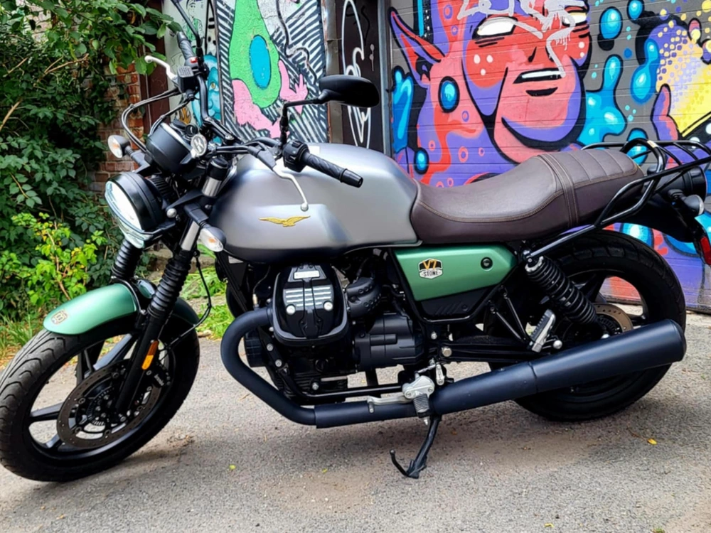 Moto Guzzi V7 Stone Centenario 2022 alt
