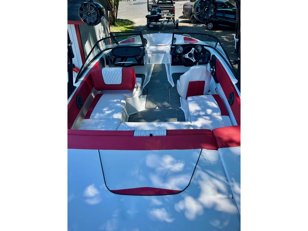 2022 Glastron Gx 215 Mercruiser 6.2l alt