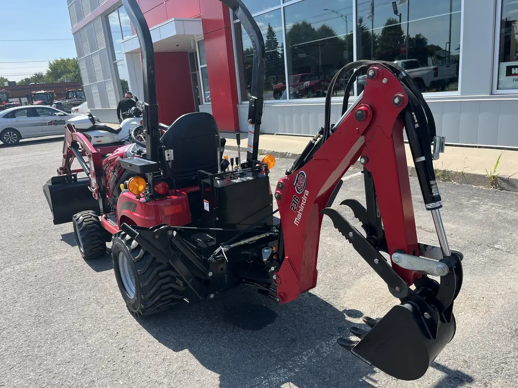 2021 Mahindra Emax20S ROPS