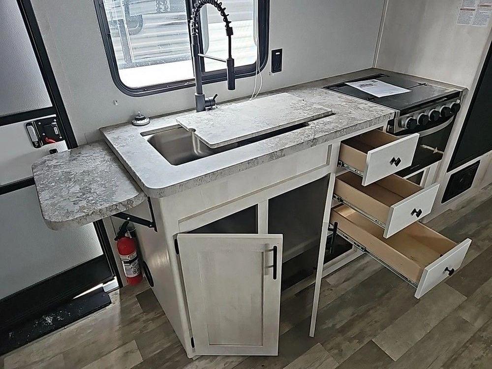 2022 Shasta 25rb alt