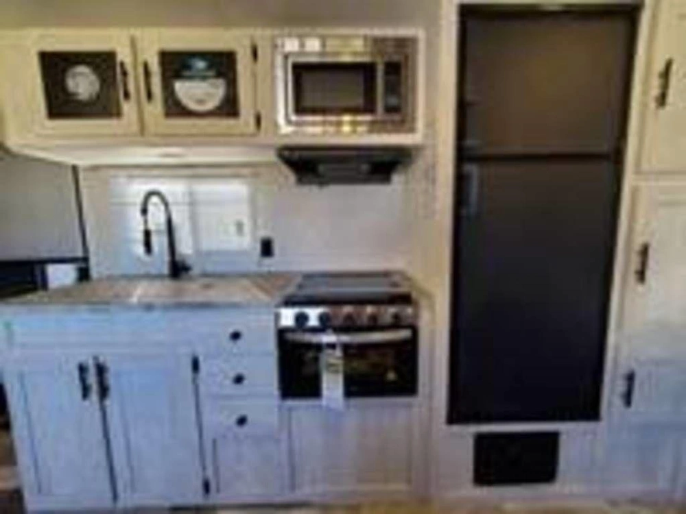 2022 Shasta 25rb alt