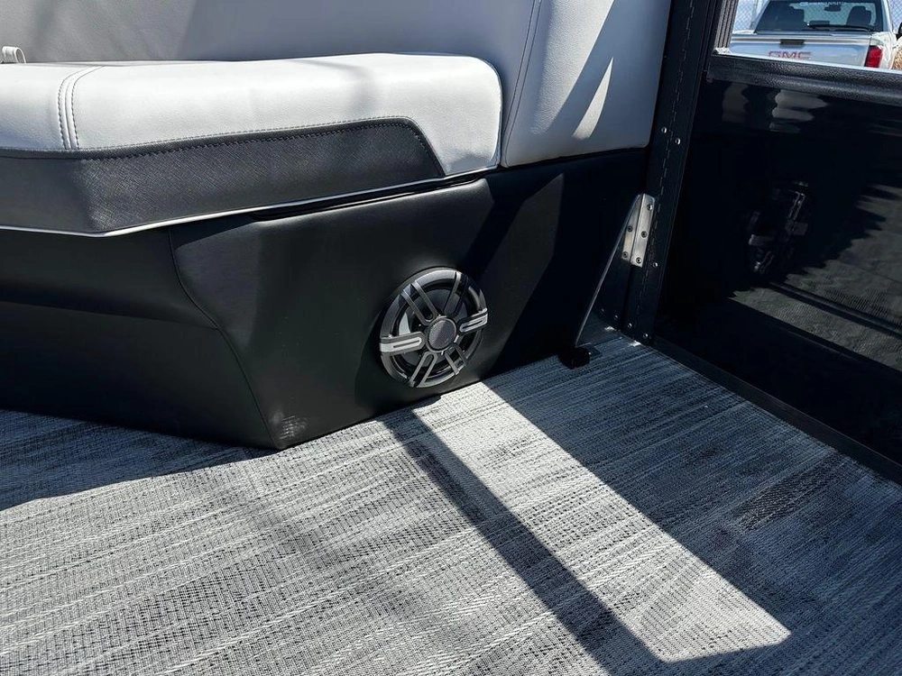 2025 Montego Bay 8520 Deluxe Cruising Pontoon alt