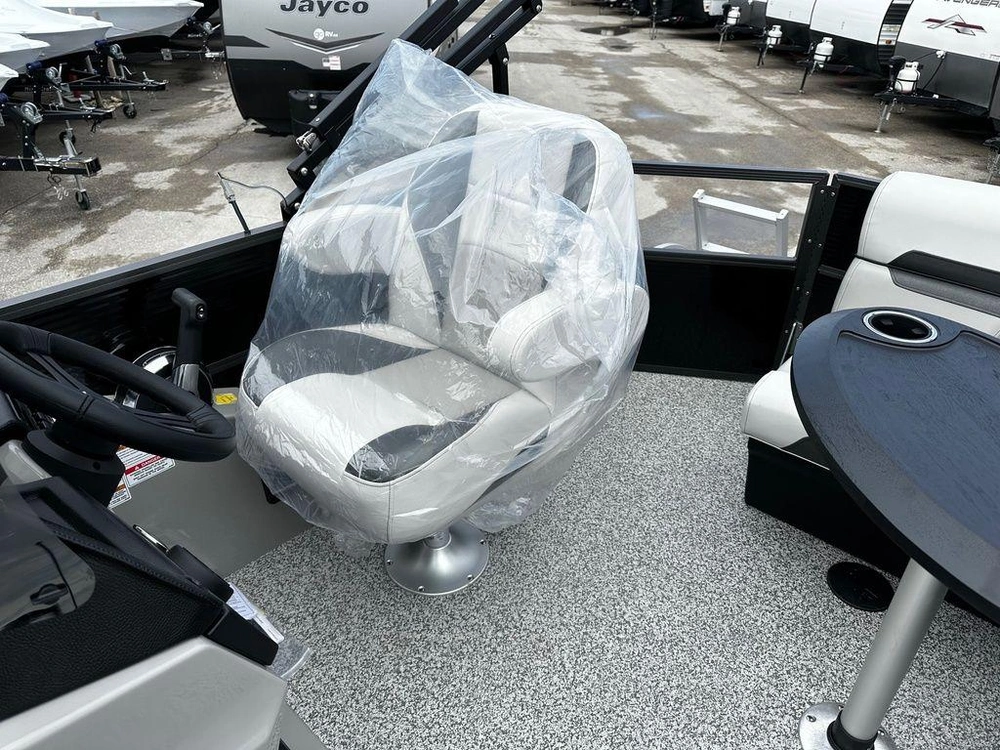 2025 Montego Bay 8518 Deluxe Cruising alt