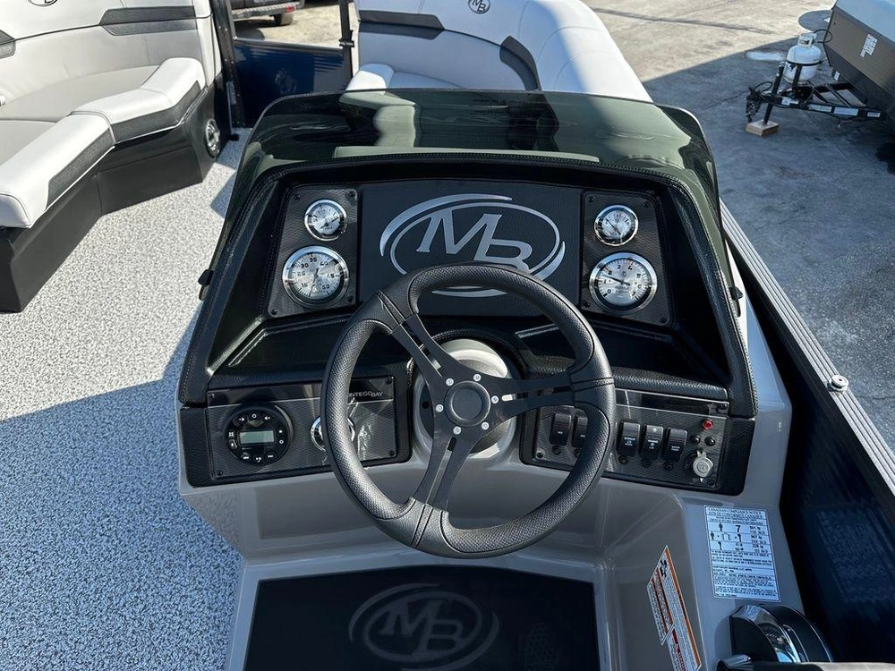 2025 Montego Bay 8518 Deluxe Cruising alt