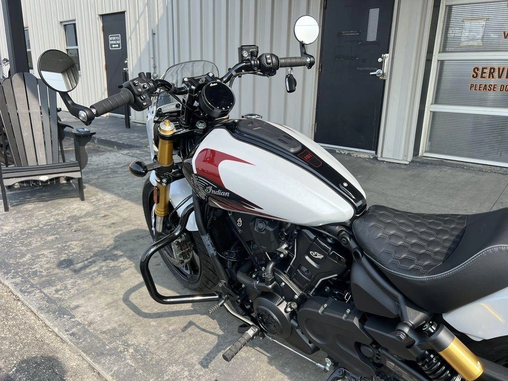 2025 Indian Motorcycle 101 Scout® Ghost White Metallic With Graphics alt