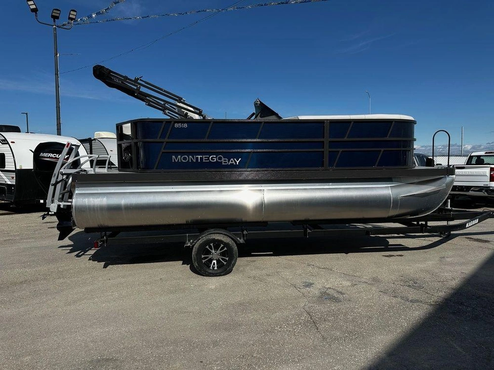 2025 Montego Bay 8518 Deluxe Cruising alt