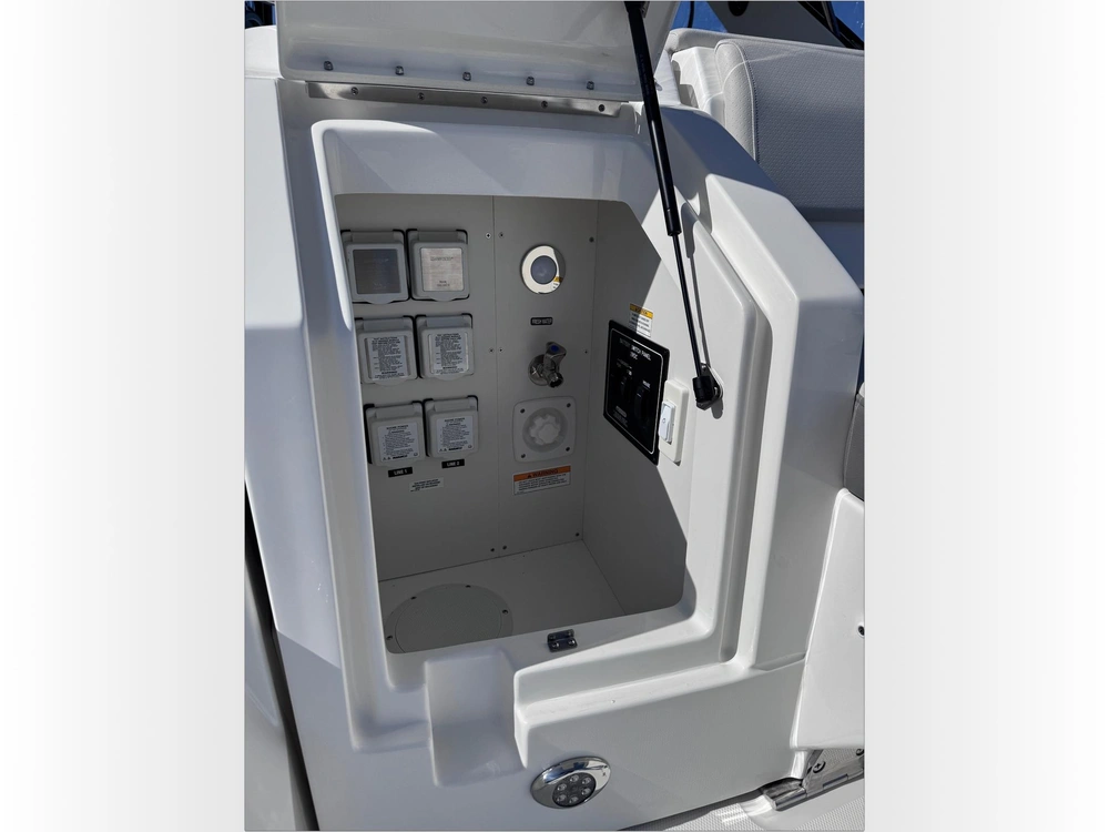 2025 Sea Ray Sundancer 320 alt