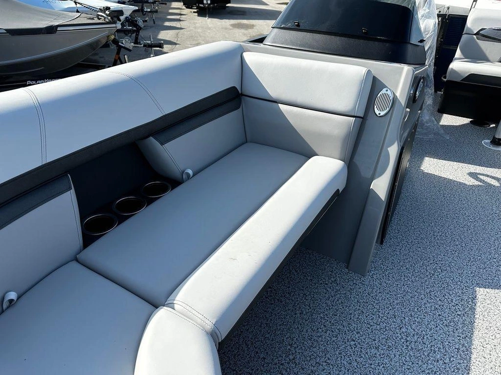 2025 Montego Bay 8518 Deluxe Cruising alt