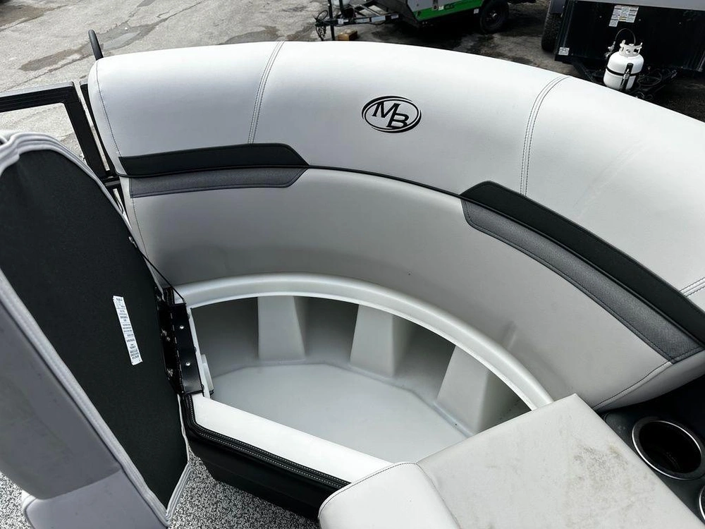 2025 Montego Bay 8518 Deluxe Cruising alt