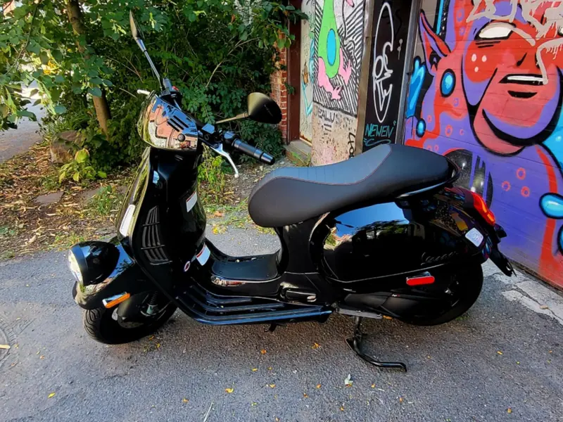 2024 Vespa GTV300 thumbnail 2