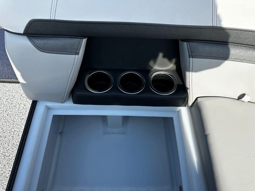 2025 Montego Bay 8518 Deluxe Cruising alt