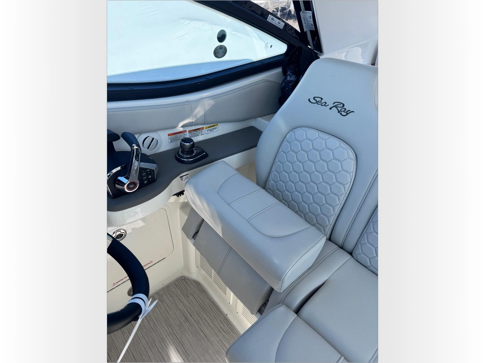 2025 Sea Ray Sundancer 320 alt