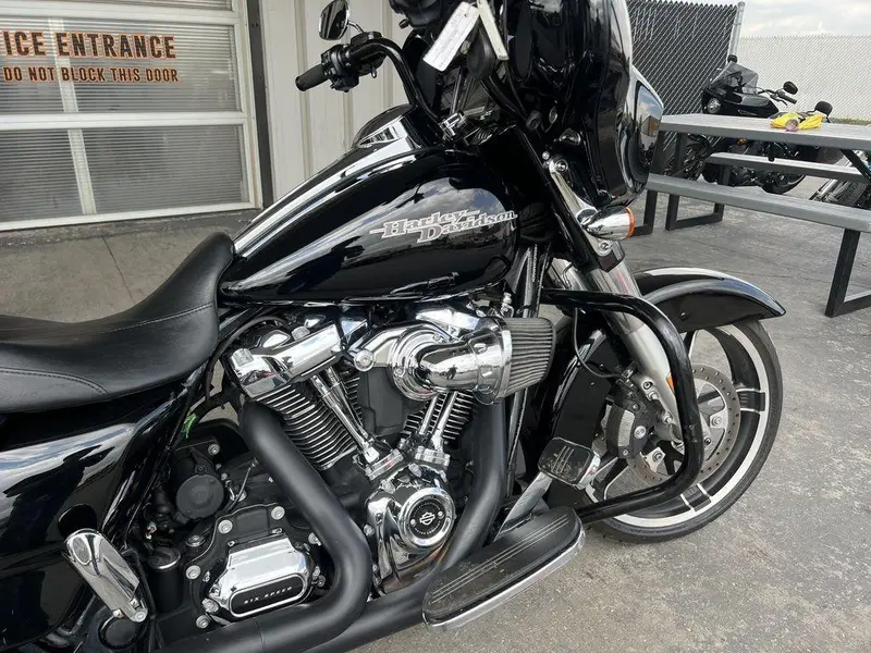 2017 Harley-Davidson FLHXS - Street Glide® Special thumbnail 7