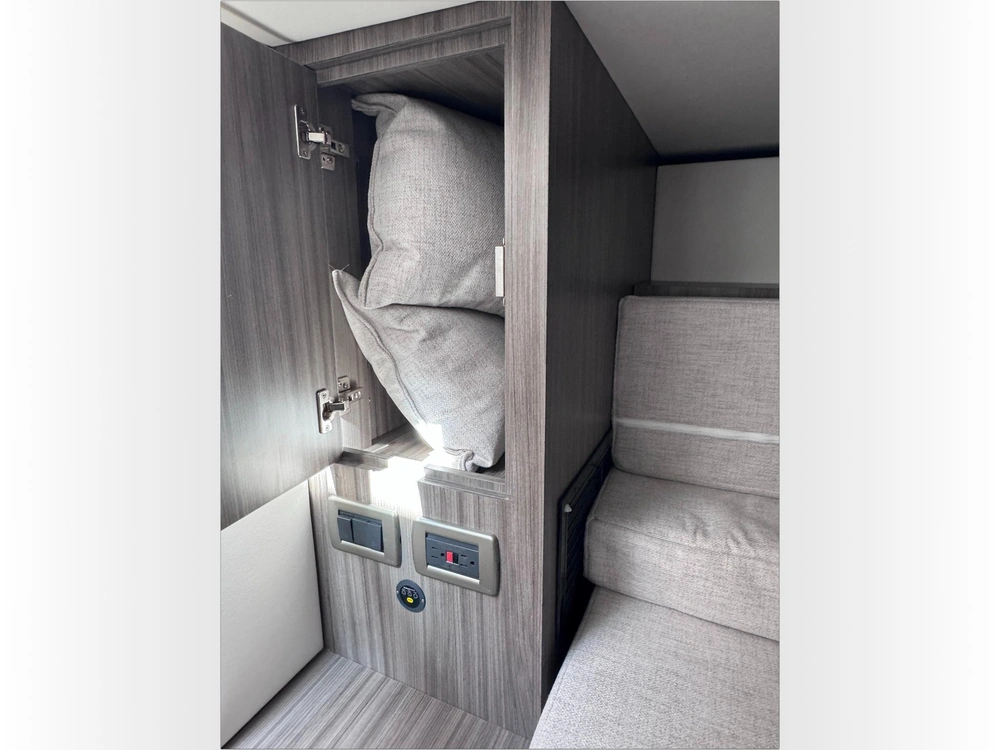 2025 Sea Ray Sundancer 320 alt