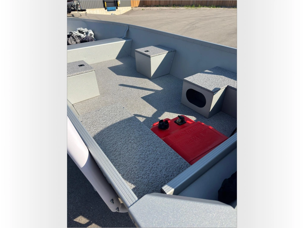 2021 Alumacraft V-16 alt