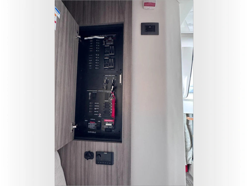 2025 Sea Ray Sundancer 320 alt