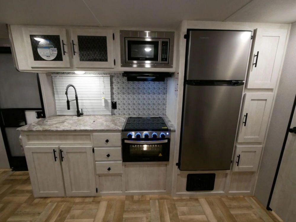 2022 Shasta 25rb alt