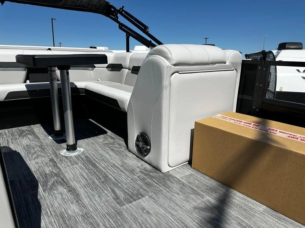 2025 Montego Bay 8520 Deluxe Cruising Pontoon alt