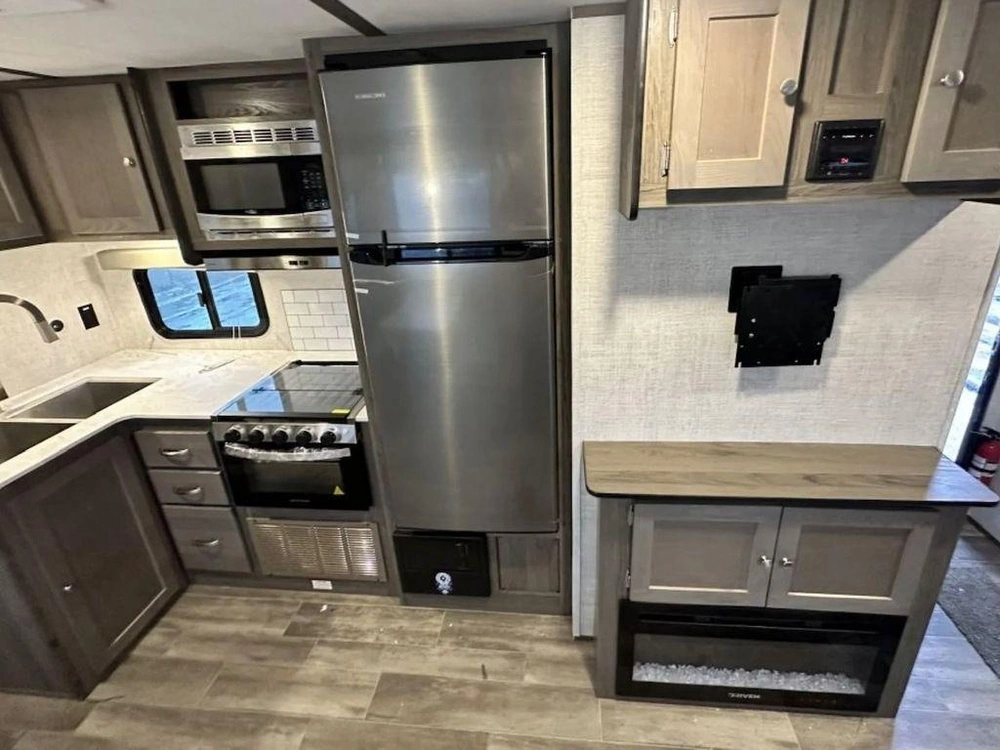 2025 Gulf Stream 28crb alt