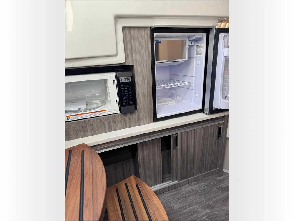 2025 Sea Ray Sundancer 320 alt