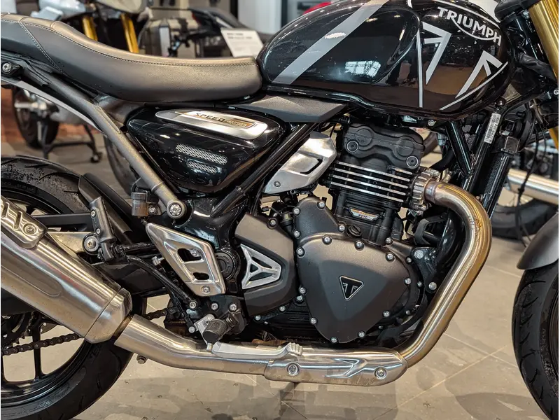 2024 Triumph Speed 400 // Phantom Black/Storm Grey