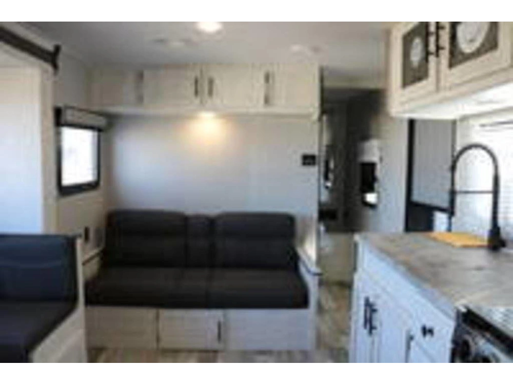 2022 Shasta 25rb alt