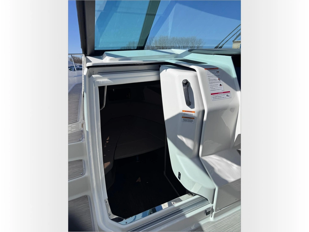 2025 Sea Ray Sundancer 320 alt