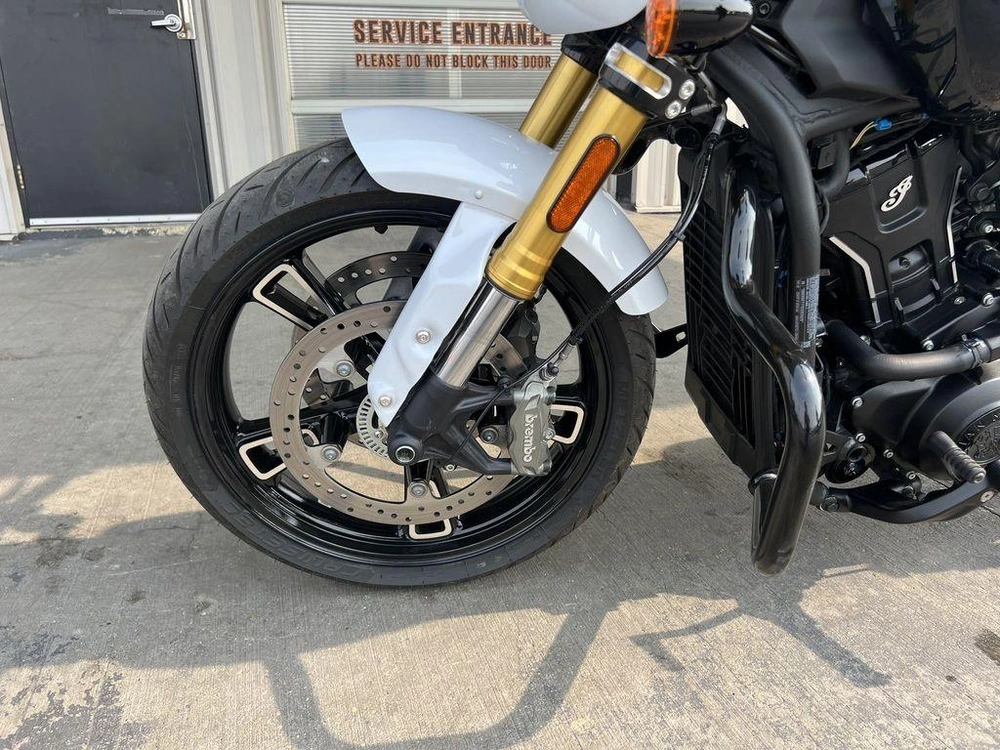 2025 Indian Motorcycle 101 Scout® Ghost White Metallic With Graphics alt