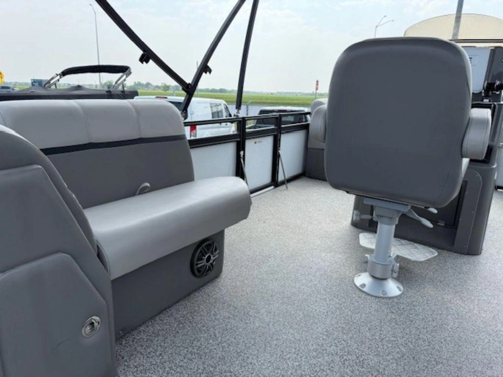 2023 Angler Qwest 8522 All Sport 2-tube alt