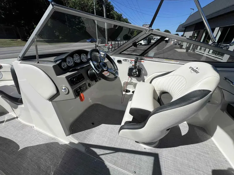 2020 Stingray Boat Co 208 LR **SEULEMENT 67 HEURES!!** thumbnail 11