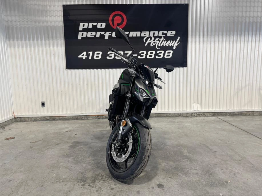 2025 Kawasaki Z900 alt