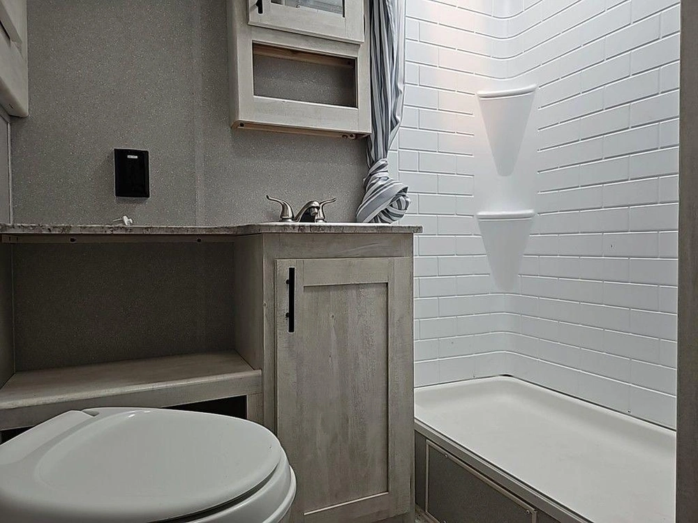 2022 Shasta 25rb alt