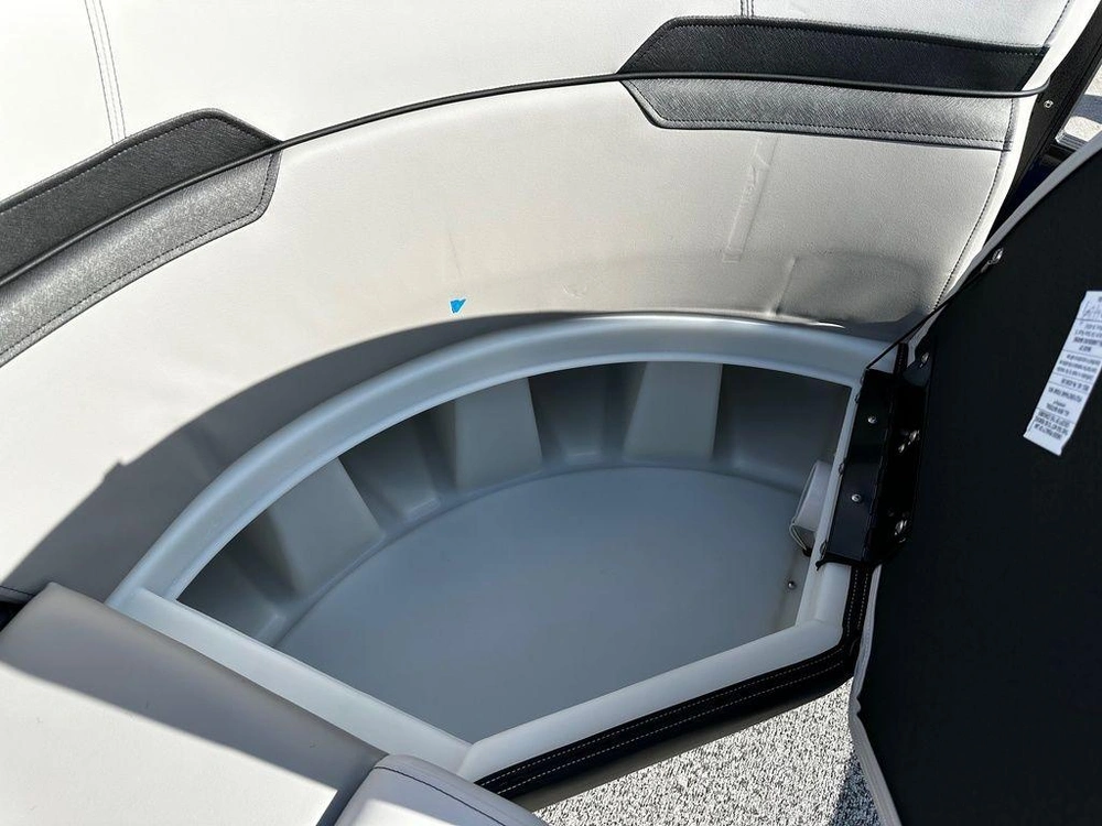 2025 Montego Bay 8518 Deluxe Cruising alt