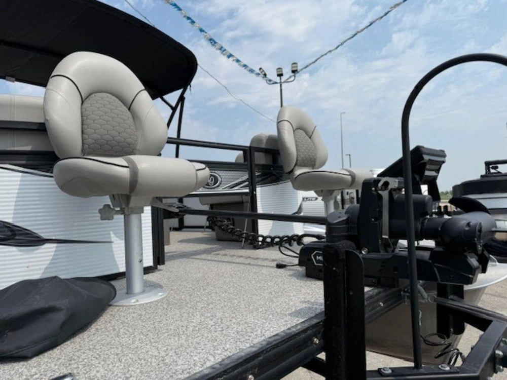 2023 Angler Qwest 8522 All Sport 2-tube alt