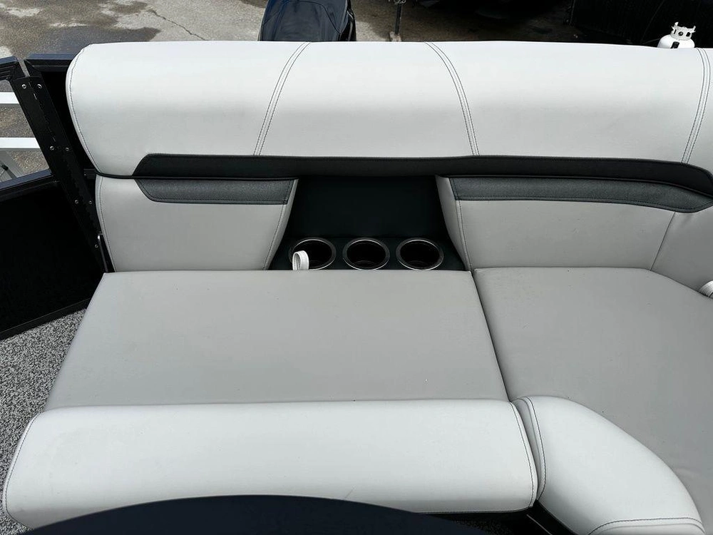 2025 Montego Bay 8518 Deluxe Cruising alt