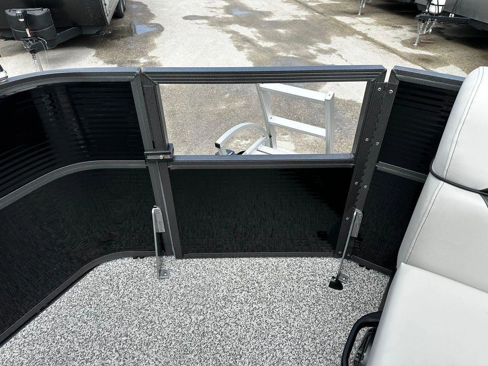 2025 Montego Bay 8518 Deluxe Cruising alt