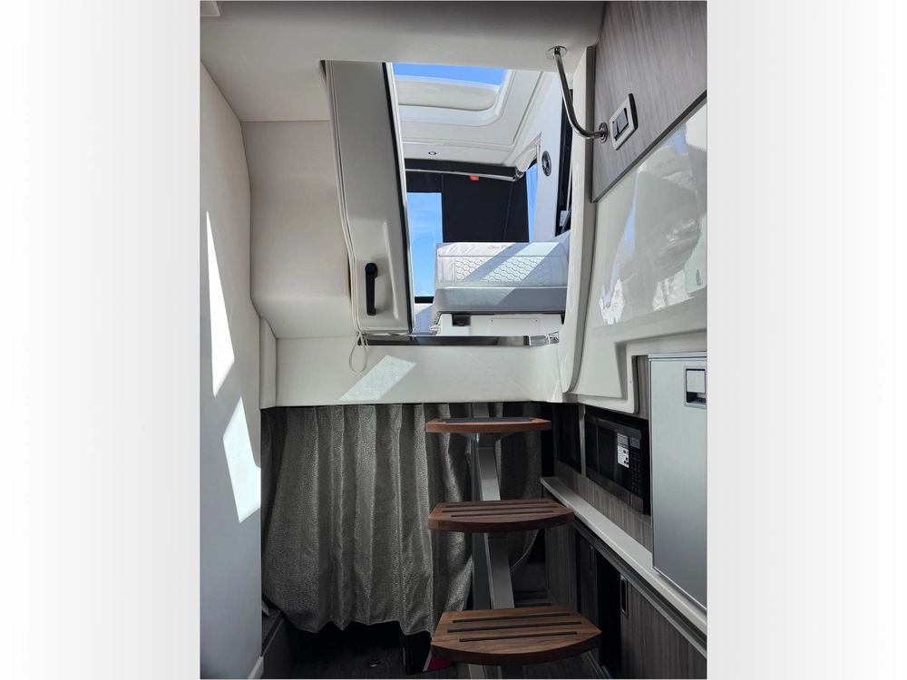 2025 Sea Ray Sundancer 320 alt