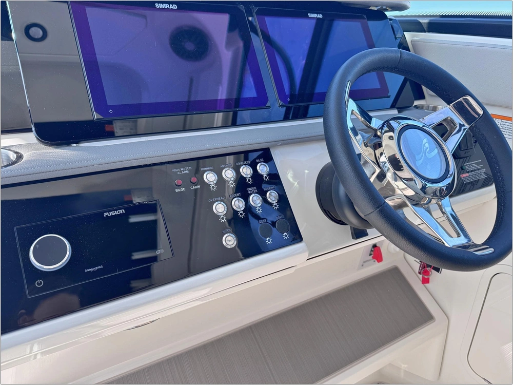 2025 Sea Ray Sundancer 320 alt